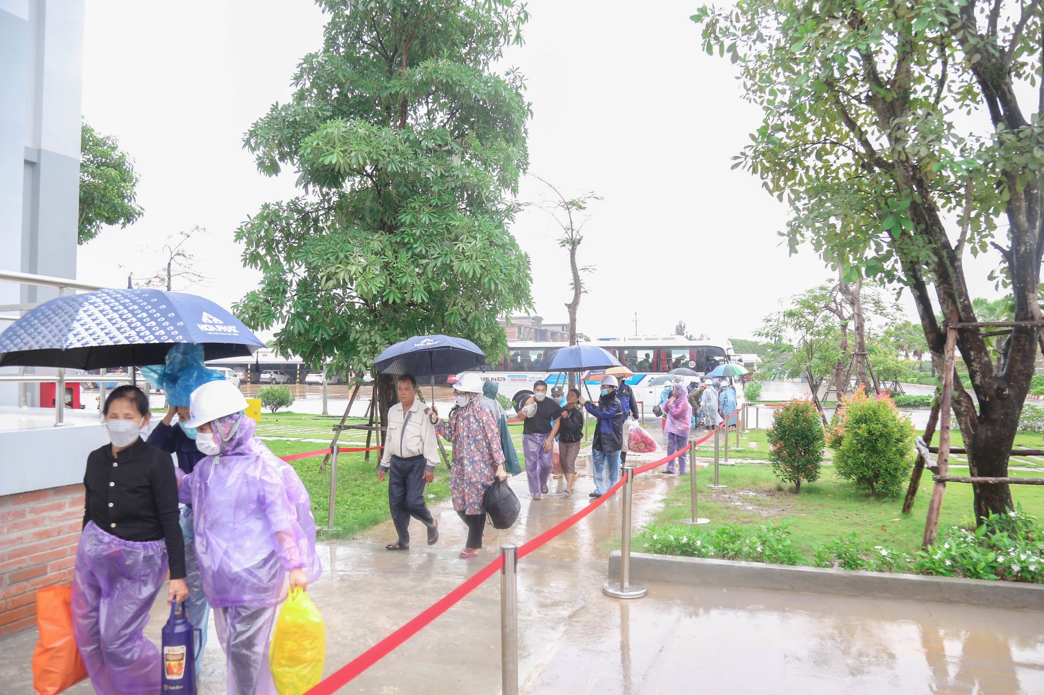 Thép Hòa Phát hỗ trợ người dân địa phương nơi tránh trú bão an toàn