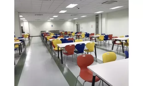 Lựa chọn chất liệu bàn ăn công nghiệp cho canteen trường học
