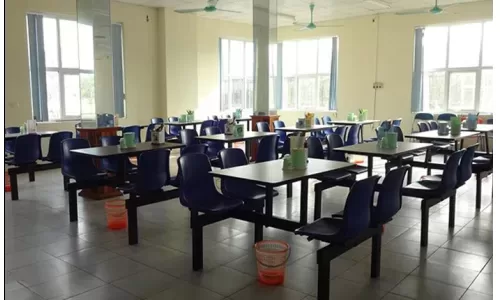 Sử dụng bàn ăn công nghiệp liền ghế cho bếp ăn công nghiệp