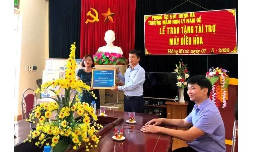 Công ty Chăn nuôi Việt Hùng trao tặng 6 chiếc điều hòa cho trường mầm non Lý Nam Đế, xã Hồng Minh
