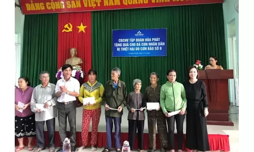 Người Hòa Phát tặng quà bà con đồng bào bị bão lụt miền Trung