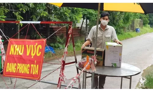 Trao quà tới các công nhân viên gặp khó khăn trong đại dịch Covid19