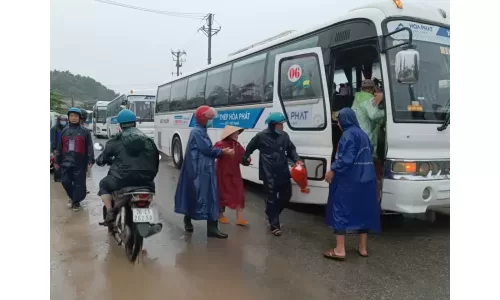 Thép Hòa Phát hỗ trợ người dân địa phương nơi tránh trú bão an toàn