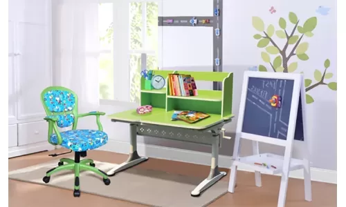 Chọn bàn học cho bé để tránh gù lưng, cận thị