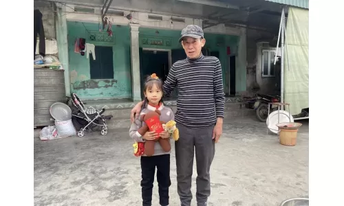 “….Rồi em mơ em gặp ba má em trên đời…”