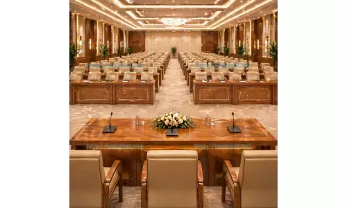 Top mẫu bàn hội trường đẹp hiện đại 2026