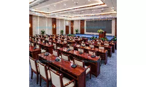 Bàn hội trường có bục phát biểu chuyên nghiệp