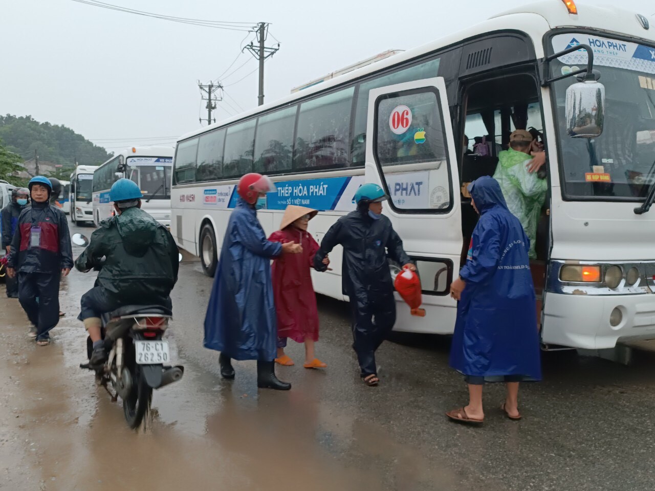 Thép Hòa Phát hỗ trợ người dân địa phương nơi tránh trú bão an toàn