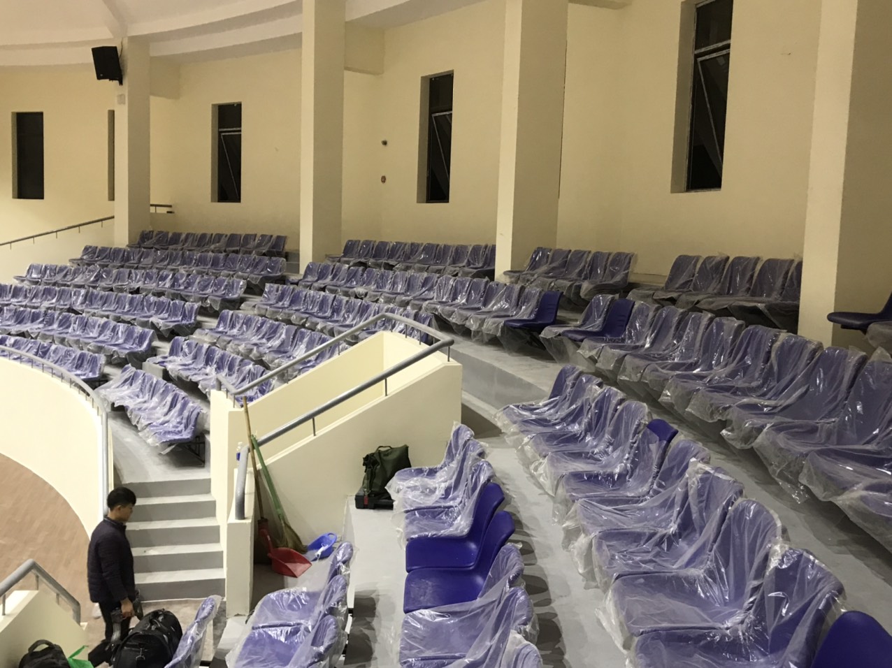 Cung cấp 1000 ghế sân vân động tại trường THPT chuyên Hùng Vương
