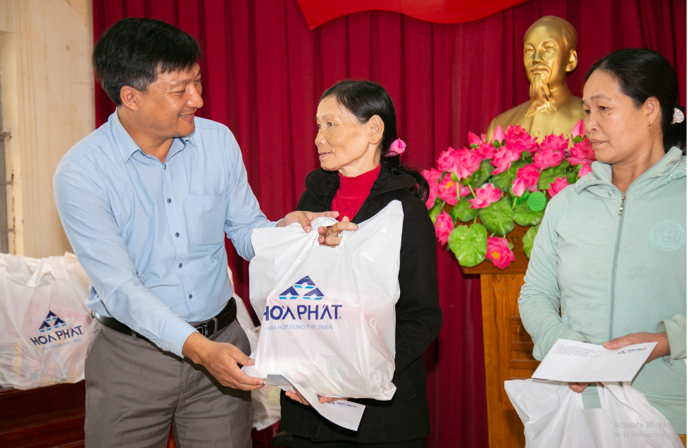 Thép Hòa Phát Dung Quất tặng trên 600 suất quà Tết cho hộ nghèo tại Quảng Ngãi
