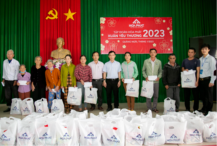Thép Hòa Phát Dung Quất tặng trên 600 suất quà Tết cho hộ nghèo tại Quảng Ngãi